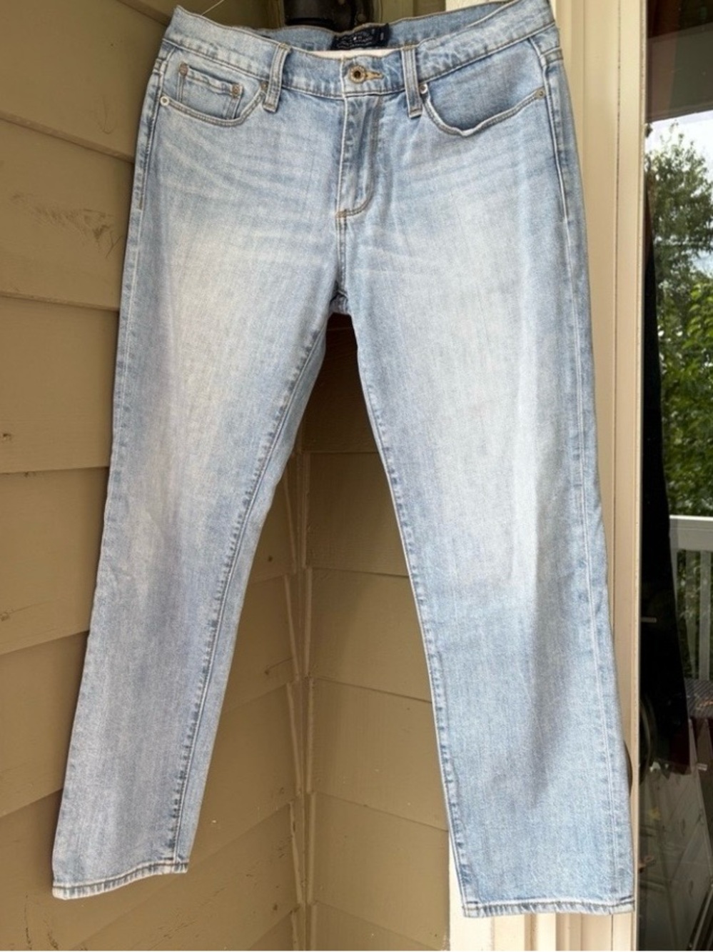 Lucky Brand light wash, “Sweet Crop” Jeans. Sz 28/6. Great condition. Very soft.